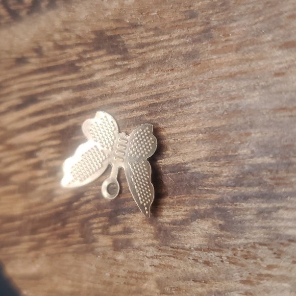 Soaring butterfly delicate charm pendant‎ small but mighty - Picture 1 of 2